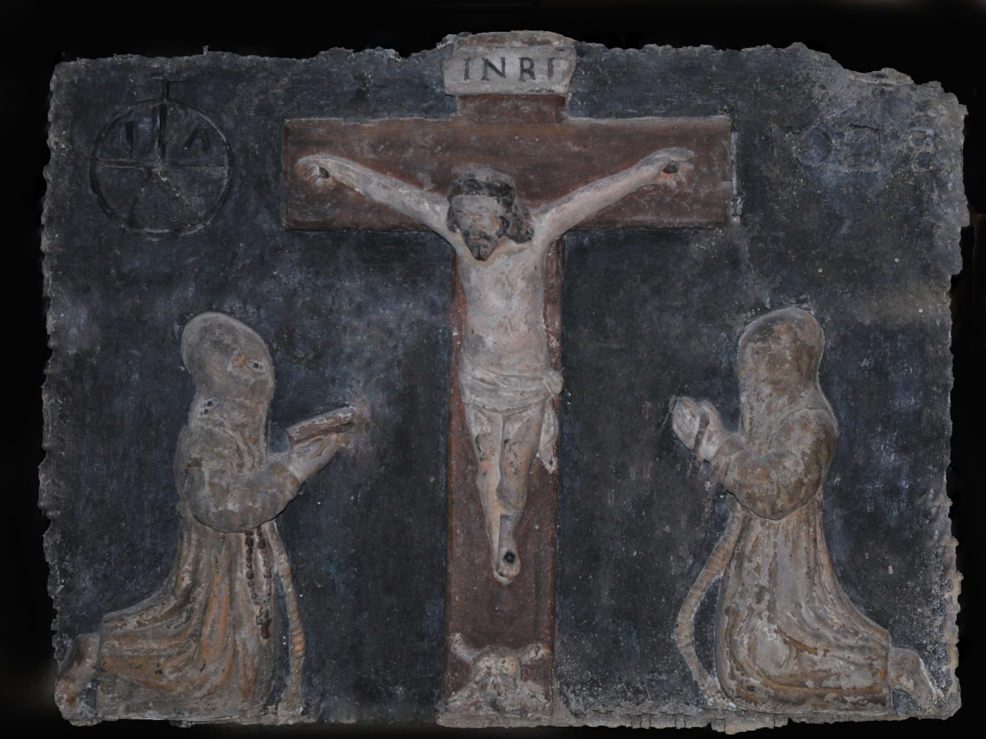 Deux pénitents gris au pied du Christ en Croix Bas-relief daté 1678 chapelle des Bourras AIX
