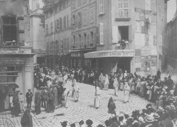 Procession dans les rue d’Aix-en-Provence